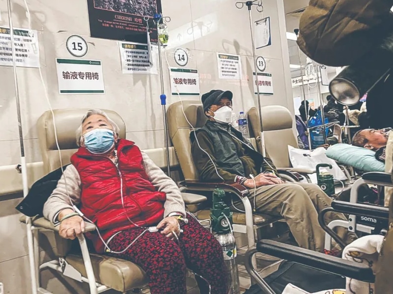 Pacientes de la tercera edad tosen y tienen dificultades para respirar en los desbordados hospitales de Shanghái, una de las ciudades más ricas de China, donde los servicios de emergencia se encuentran