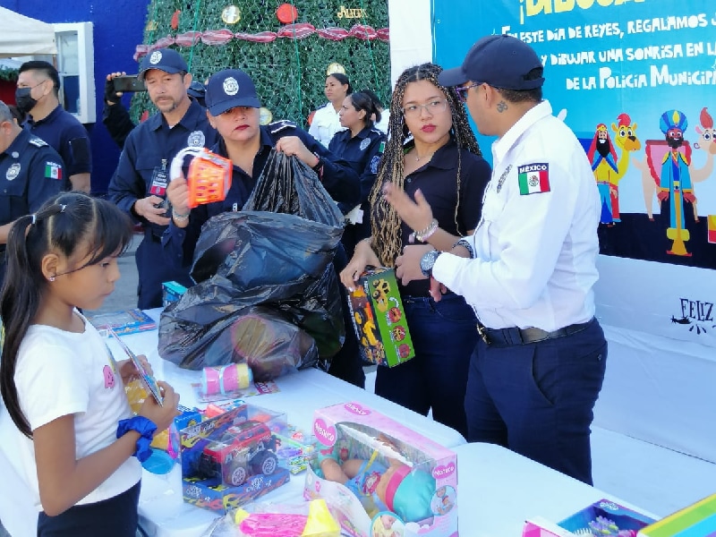 Entregan 422 juguetes a hijos de policías municipales 
