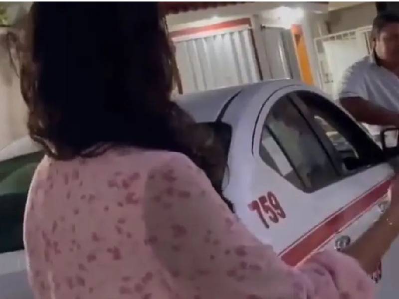 VIDEO. Taxista intenta besar a turista en Cozumel y es suspendido