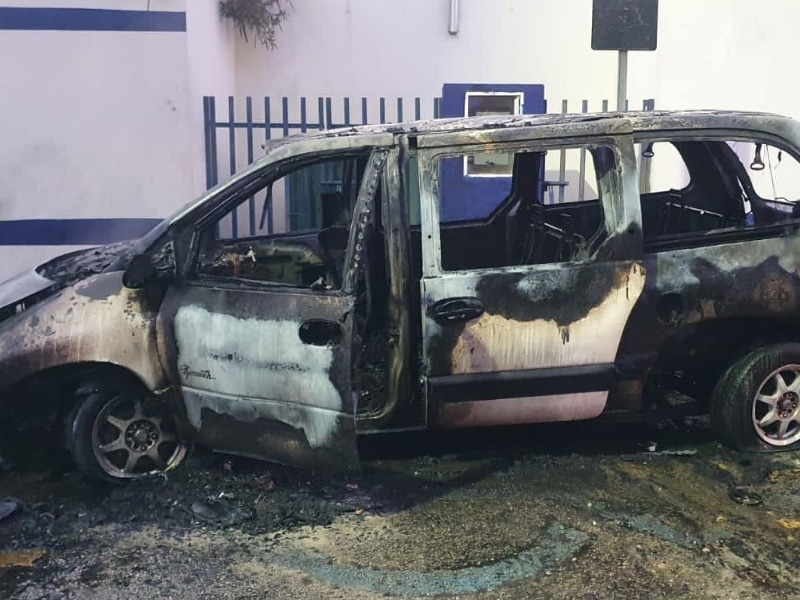 Vehículo se estrella contra Centro de Retención Municipal en Cancún y se incendia