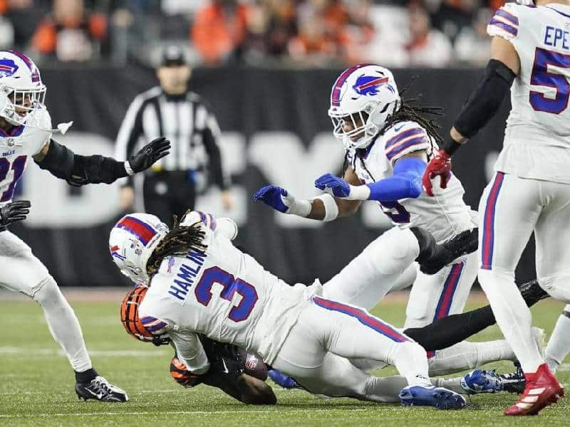 Damar Hamlin, jugador de los Bills, presenta signos de mejoría