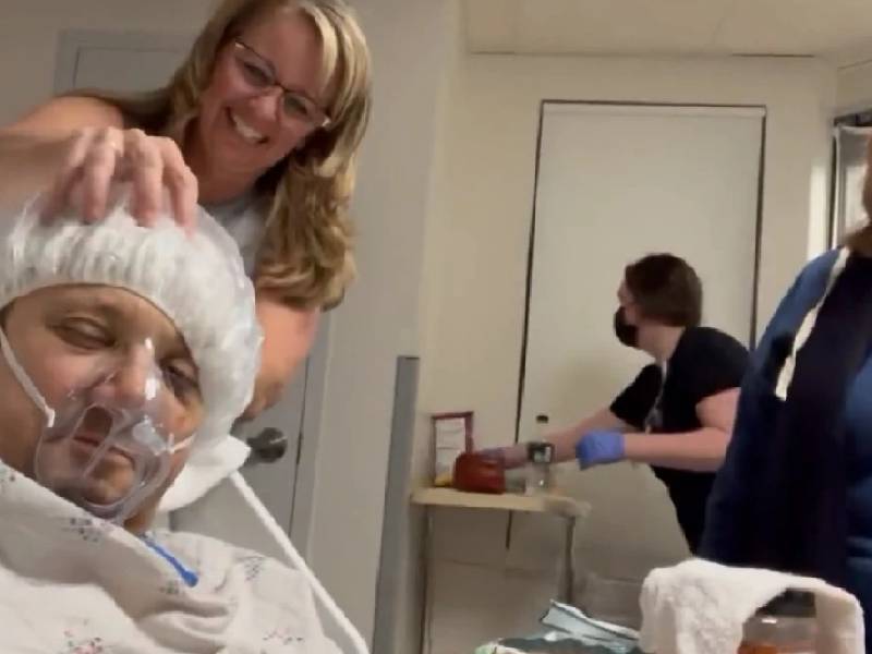 ¡Ternura! Madre de Jeremy Renner consiente a su hijo desde el hospital