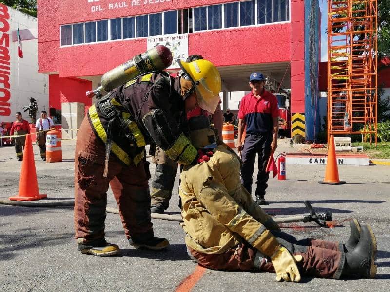 Reconoce Ana Paty Peralta labor de bomberos de Cancún 