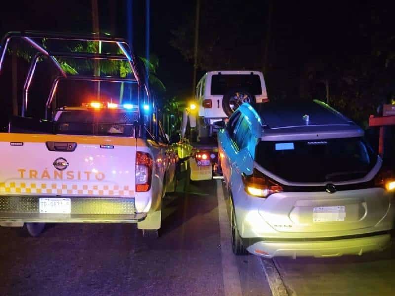 Retiran vehículos estacionados en lugares prohibidos en el Boulevard Kukulcán