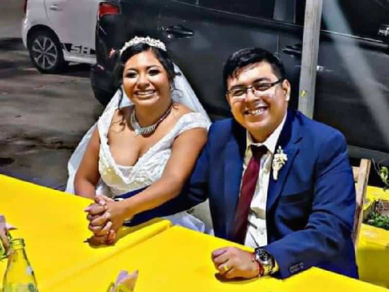 Festejan novios su enlace matrimonial en un puesto de tacos