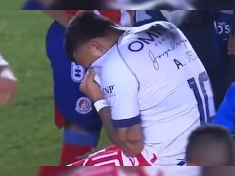 ¡Auch! Alexis Vega de Chivas abandona partido entre lágrimas por lesión