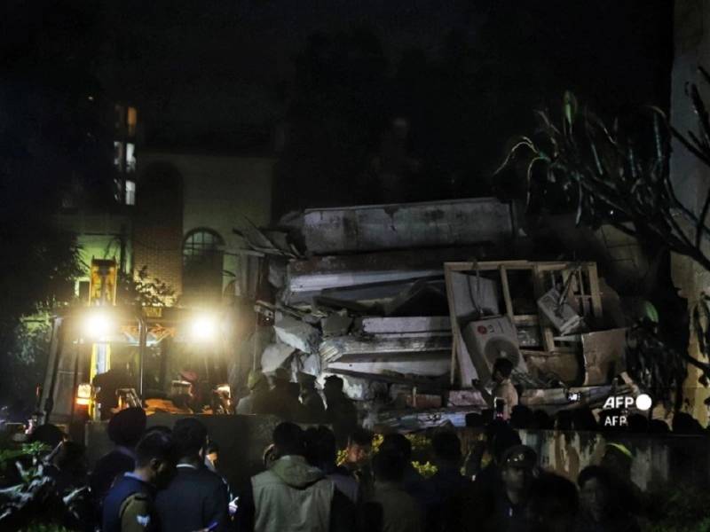 Al menos tres muertos y decenas de desaparecidos en derrumbe de un edificio en la India