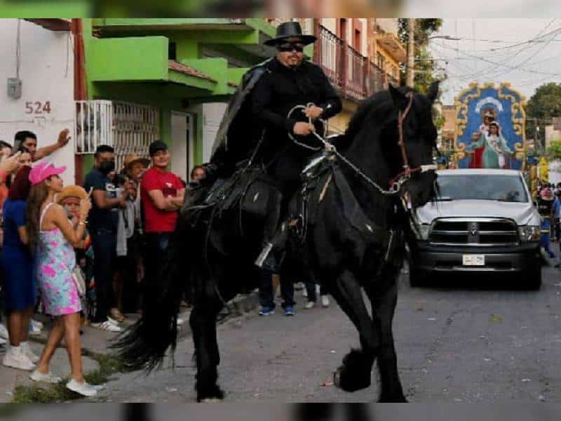 Vestido de zorro alcalde de Chiapas presume su caballo de 1 mdp