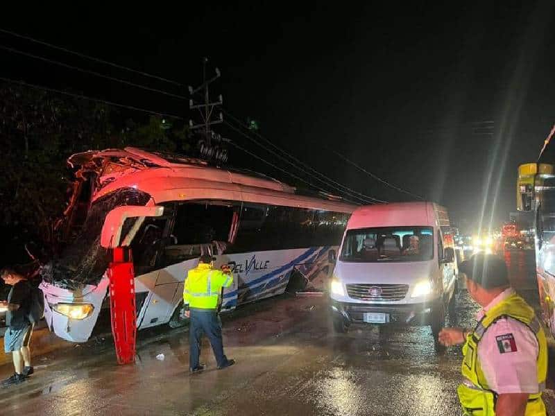 Camión de pasajeros choca con pared de puente en Cancún