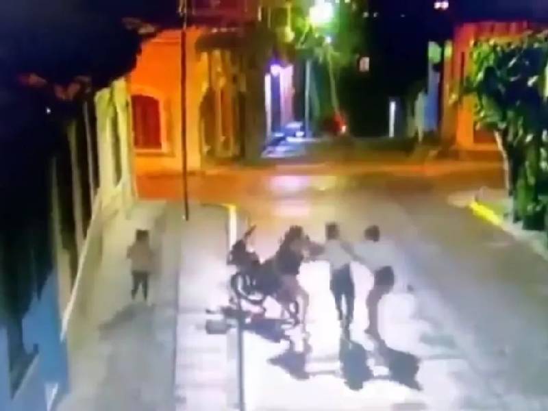 Video. Dos mujeres frustran asalto de presunto ladrón en moto