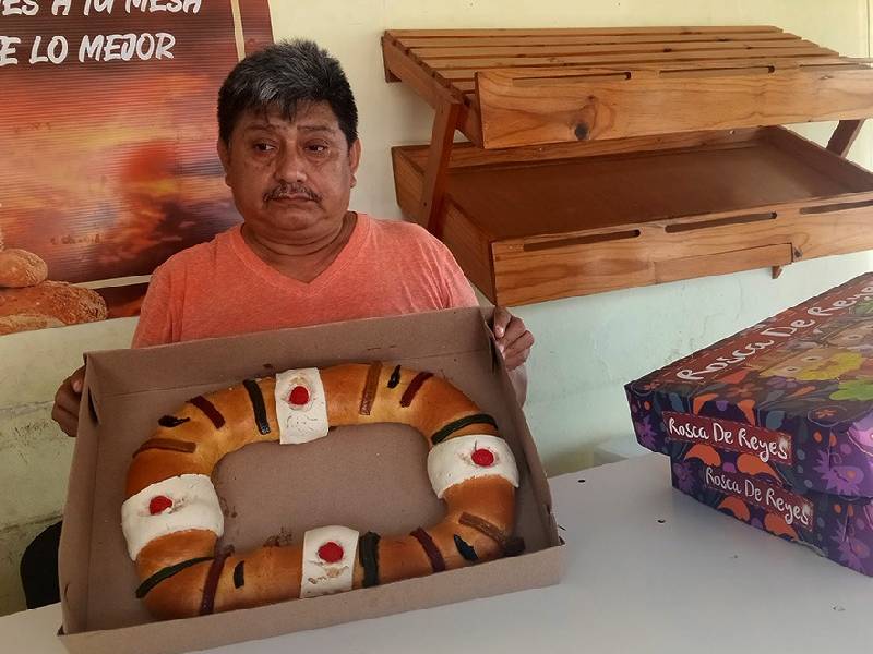 Panaderos de Lázaro Cárdenas esperan alza en la venta de roscas de reyes