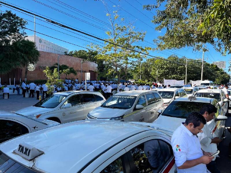 Taxistas generan tensión en Cancún por amenazas de bloqueos viales