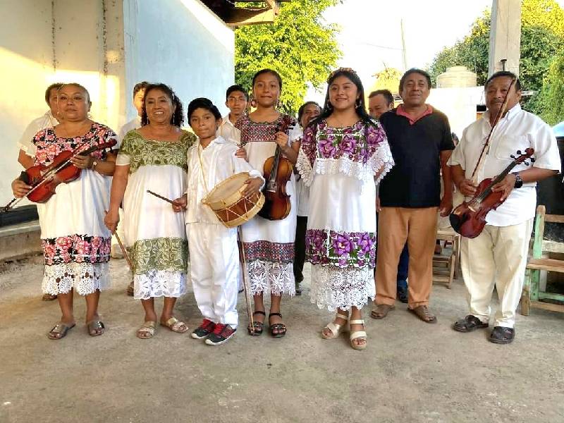 Instruyen a mujeres de Felipe Carrillo Puerto en la ejecución de música Maya Pax