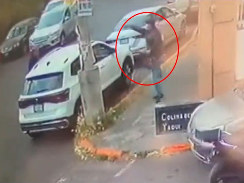 VIDEO: Sujeto armado roba bolso a mujer en Naucalpan