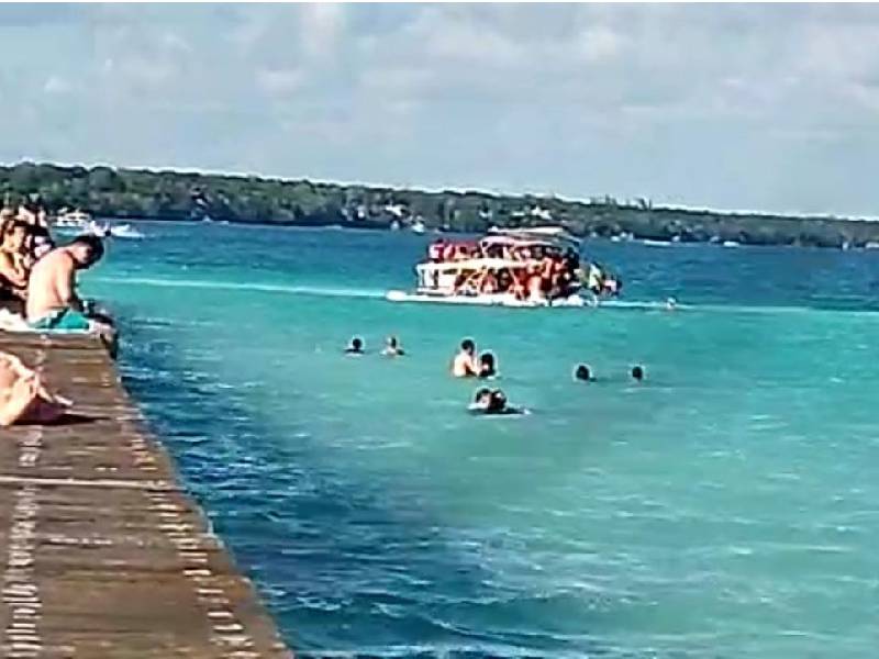 Embarcación en Bacalar se hunde por exceso de pasajeros.