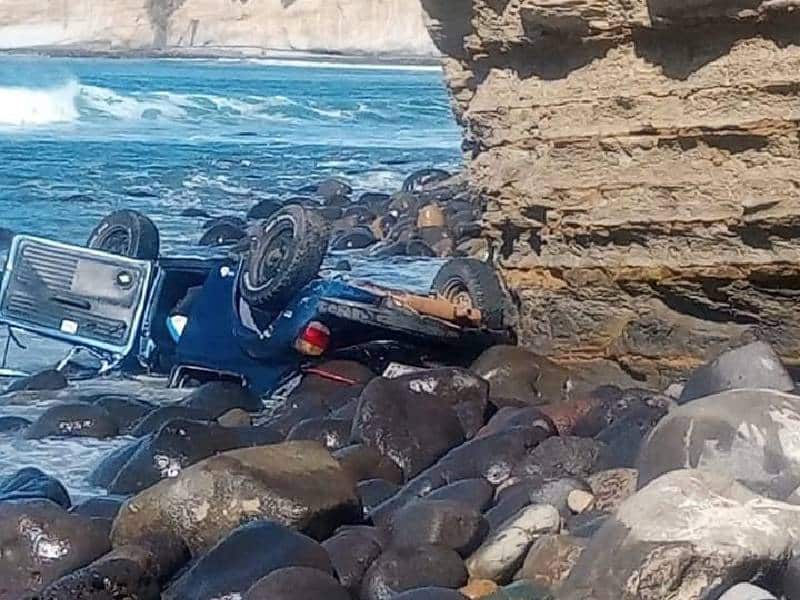 Conductor fallece tras caer con su vehículo en acantilado de una playa