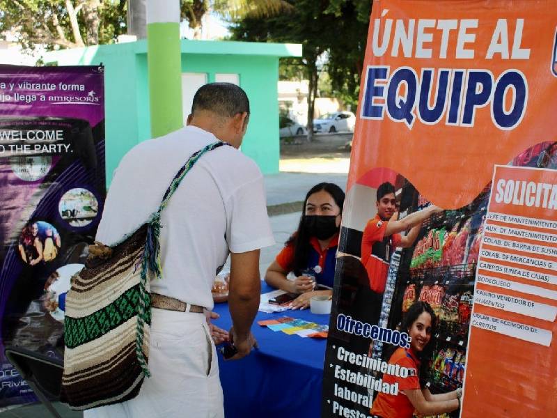Ofertan en Puerto Morelos más de mil vacantes en feria laboral