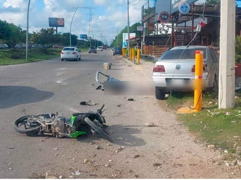 Joven motociclista resulta lesionada al colisionar con un auto