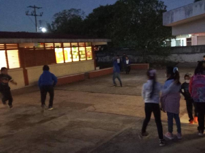 Niegan ausentismo escolar en Lázaro Cárdenas por bajas temperaturas