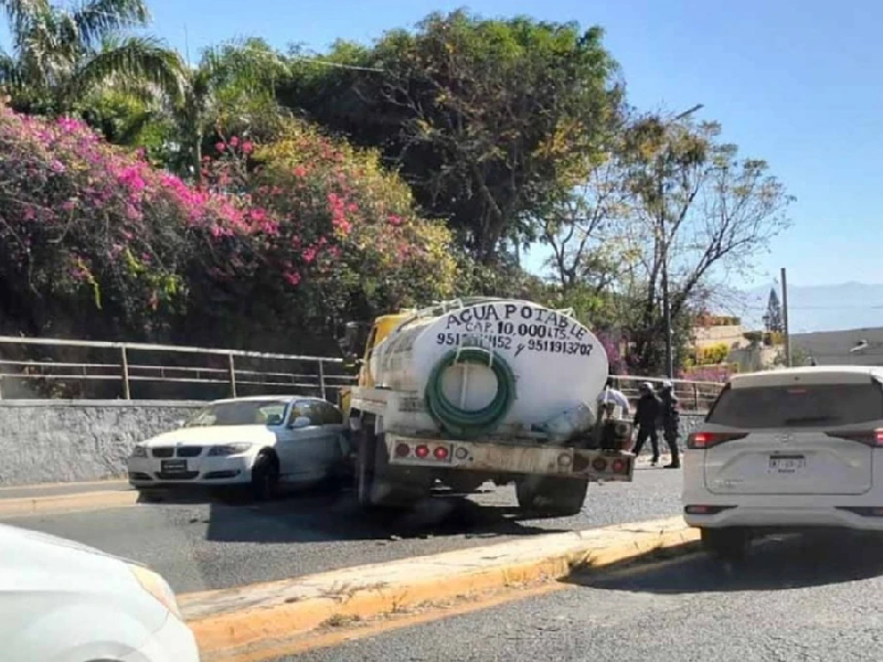 Pipa se queda sin frenos y choca con BMW en Oaxaca; hay 2 heridos