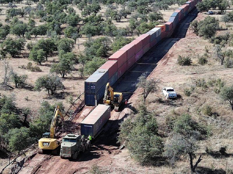 Arizona desmantela el improvisado muro de contenedores entre EU y México