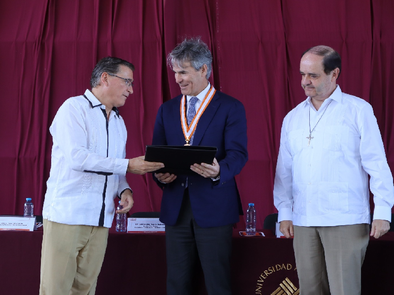 Entrega Universidad Anáhuac medalla a experto en medicina