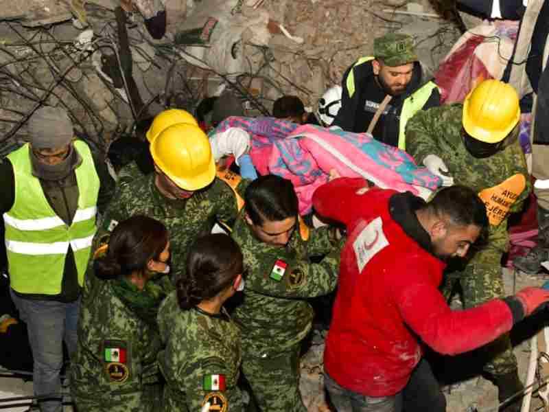 VIDEO: Brigada mexicana rescata a la primera víctima tras el terremoto en Turquía