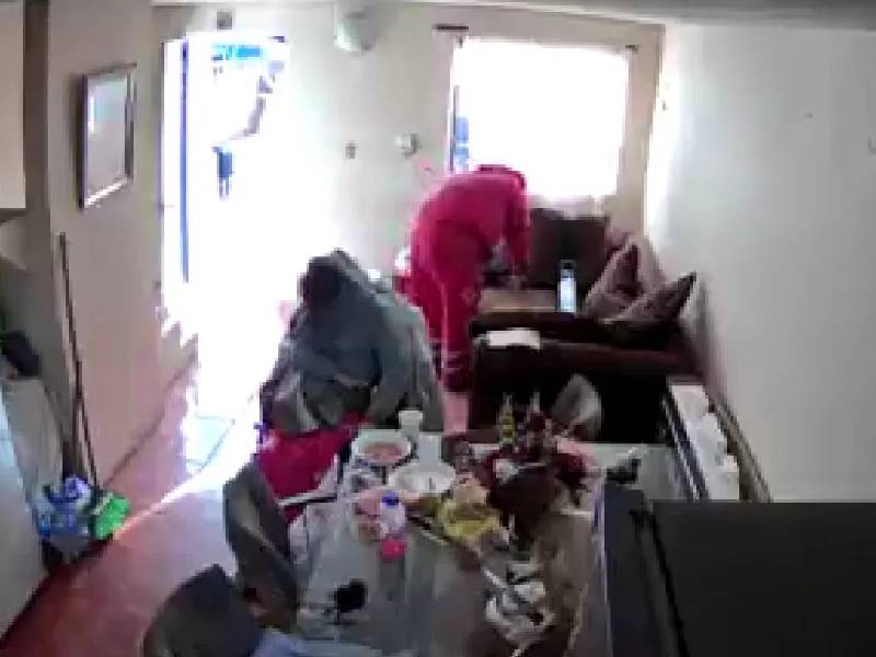 VIDEO: Paramédico es visto quitándole dinero a una difunta
