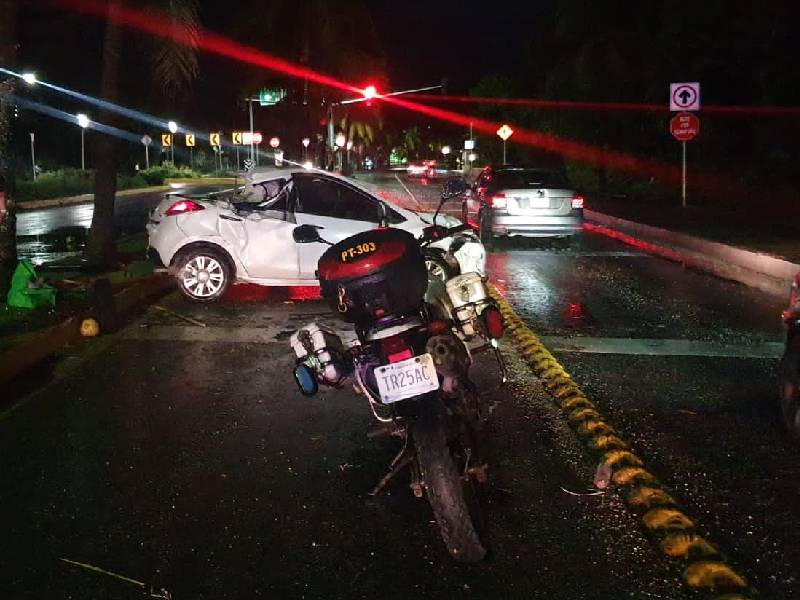 Automovilista arranca una palmera de raíz en el bulevar Kukulcán