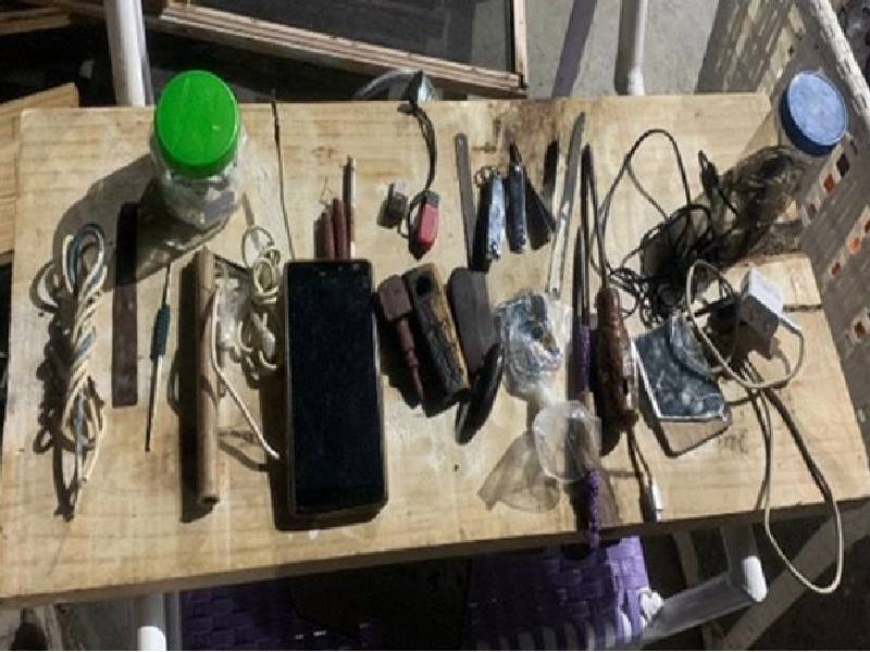 Decomisan 98 celulares, 84 objetos punzo cortantes en penales de Quintana Roo