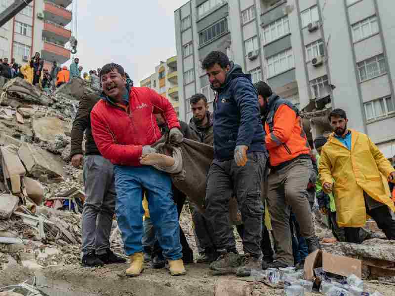 Envía México equipos y especialistas de rescate a Turquía