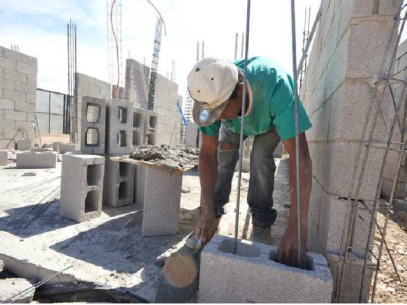Constructoras incumplen en derechos laborales