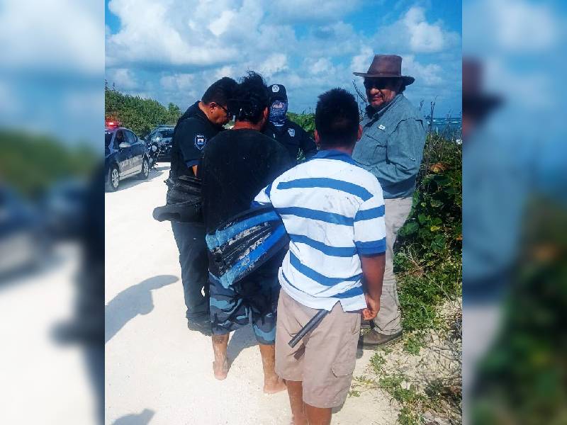 Policías auxilian a dos pescadores de Cozumel extraviados por su embarcación