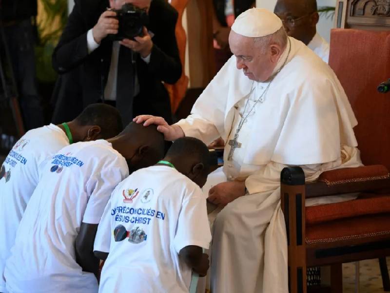 Miles acompañan al Papa en África