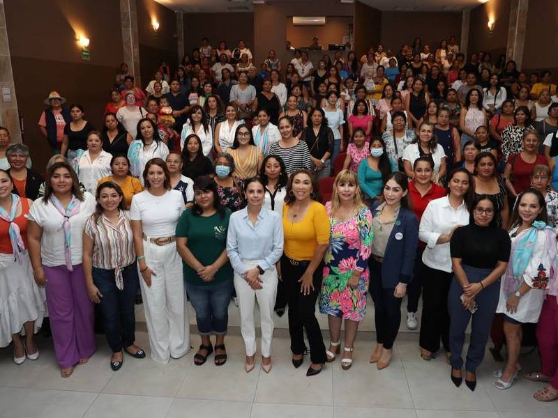 Ana Paty Peralta toma protesta a integrantes de las redes de las mujeres embajadoras por la paz 