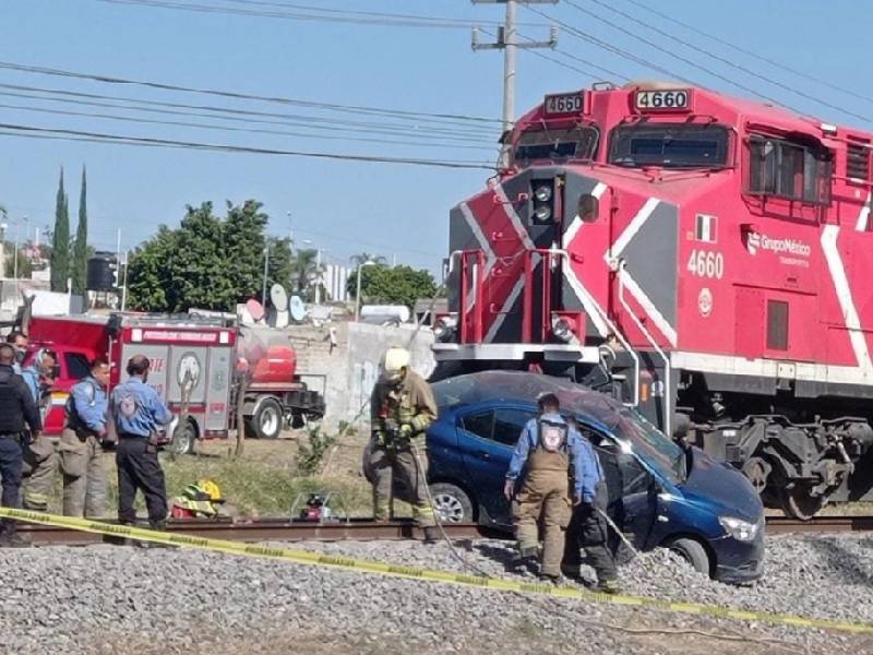 Choque entre ferrocarril y vehículo deja una persona fallecida en Jalisco