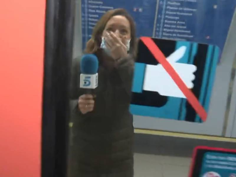 Video. Camarógrafo queda atrapado en vagón de Metro durante enlace en TV