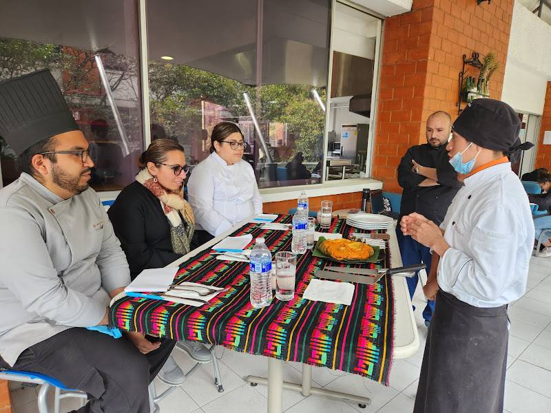 Alumnos de gastronomía de Quintana Roo presentan mucbilpollo en la CDMX