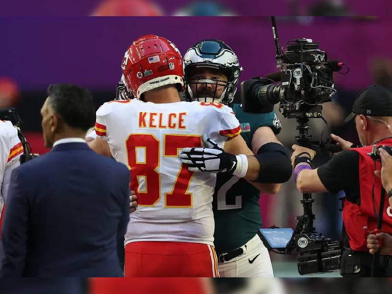Travis Kelce consuela a su hermano Jason tras triunfo de sus Chiefs en Super Bowl