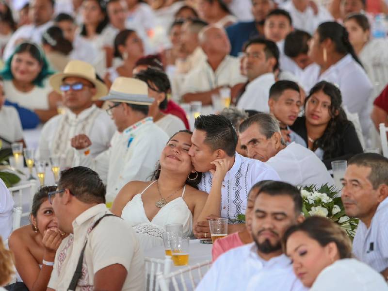 Mara Lezama atestiguó la unión de 402 parejas en Playa Marlín
