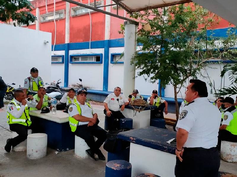 Oficiales de tránsito en Cancún reciben fortalecen su capacitación