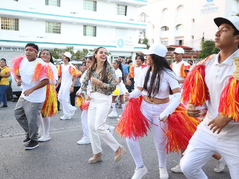 Ana paty Peralta comparte la alegría del carnaval con cancunenses