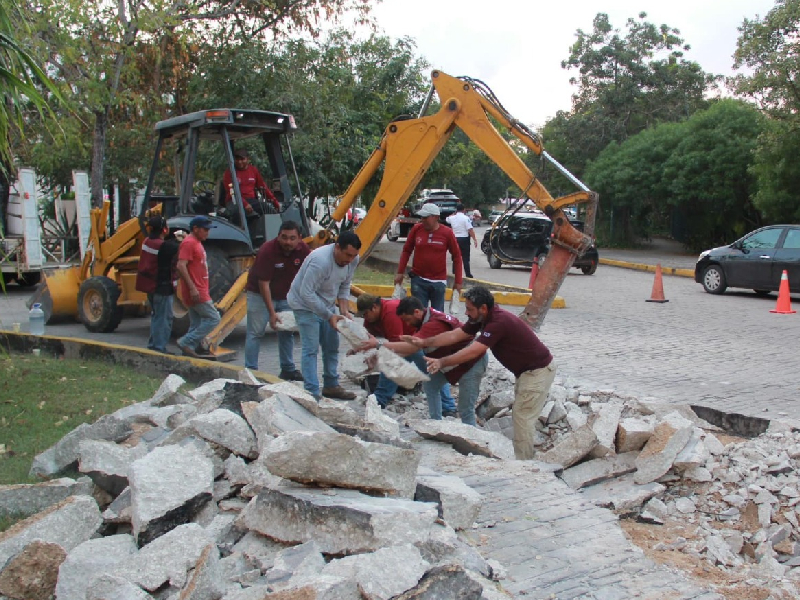 Unos 10 días llevará reparar socavón que se abrió cerca de la catedral de Cancún
