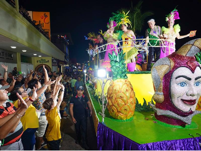 Miles de cozumeleños asisten a paseo de Carnaval