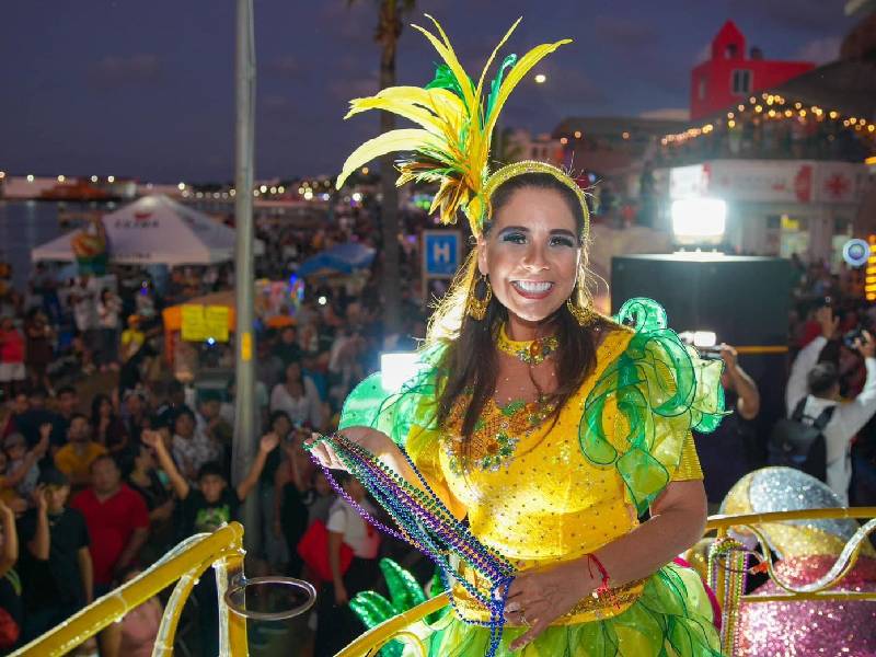 Mara Lezama vive la alegría del carnaval con cozumeleños