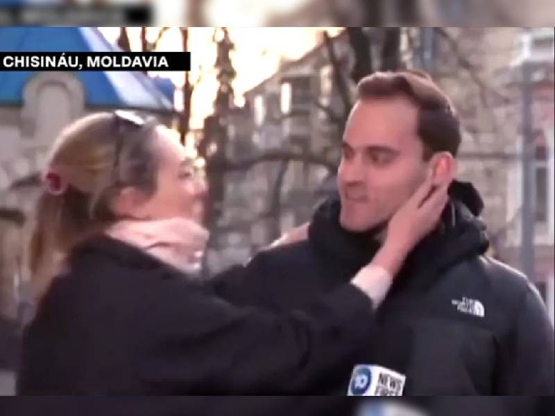 Video. “Eres muy guapo”: Mujer interrumpe enlace de reportero para darle un beso