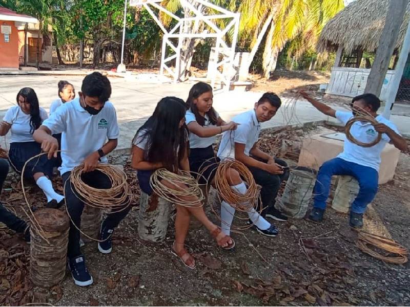 Alumnos recaudan fondos para construir aulas