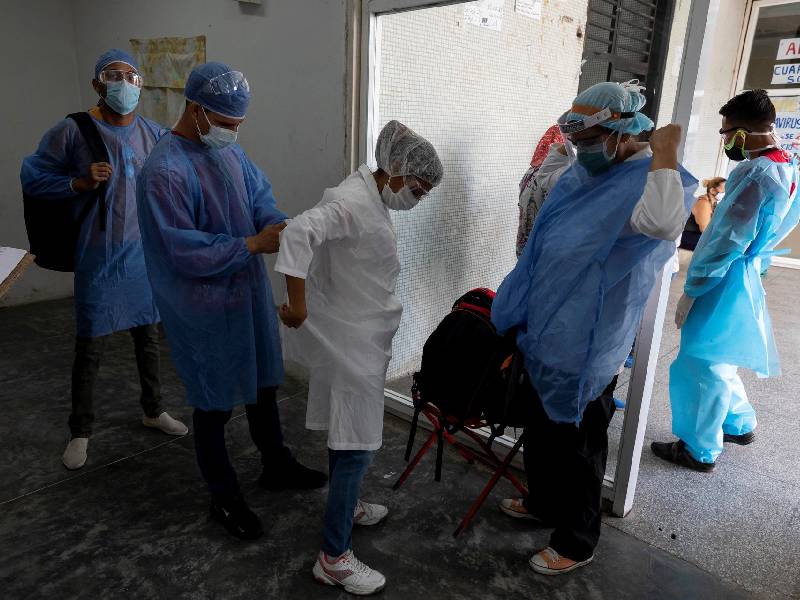 Contratará Gobierno de México ahora médicos de Venezuela