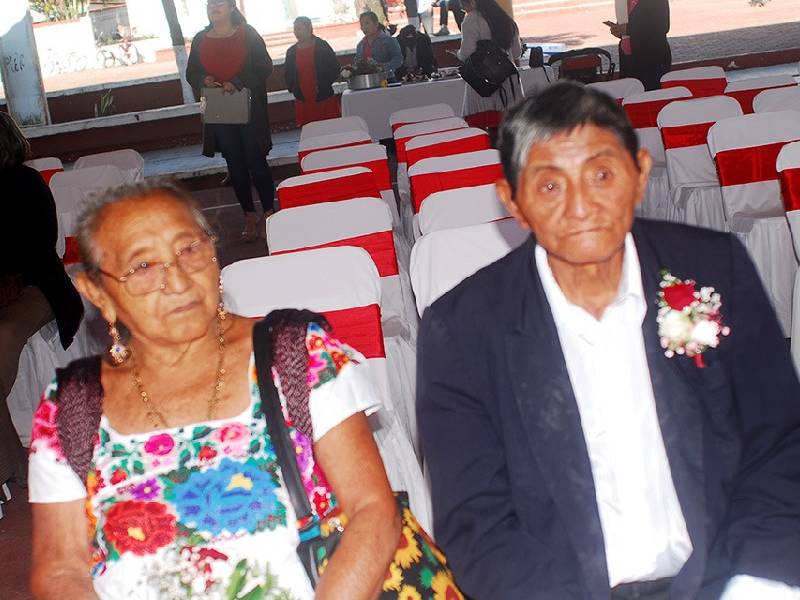 Pareja de 83 y 78 años se une en boda colectiva