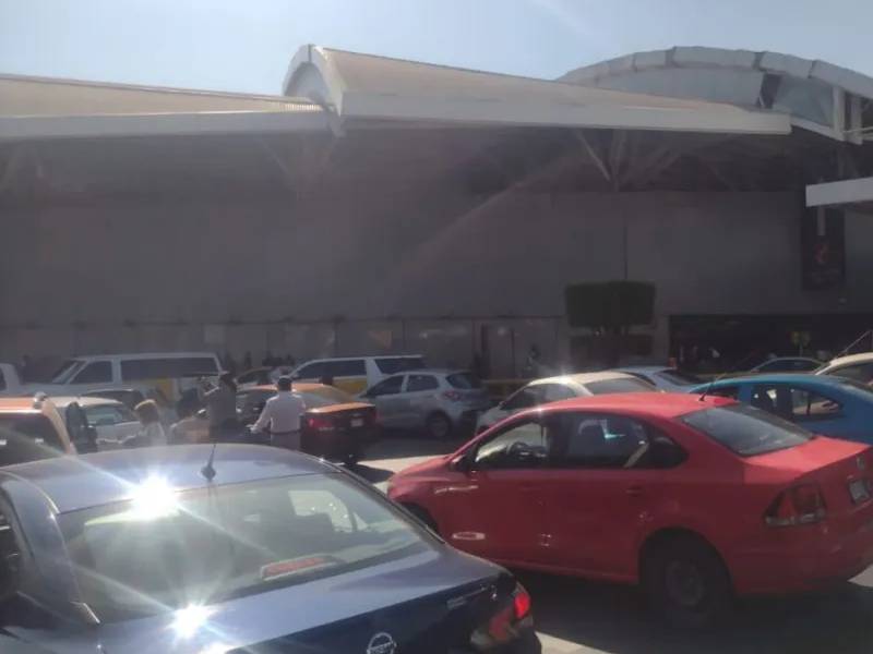Taxistas bloquean acceso a Terminal 1 del AICM